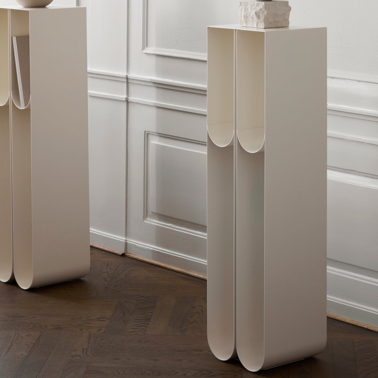 Piédestal Curved en acier beige