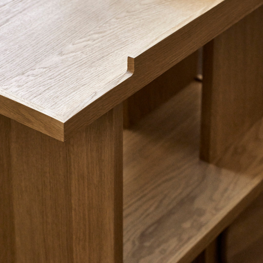 Table d’appoint Axis en chêne laqué