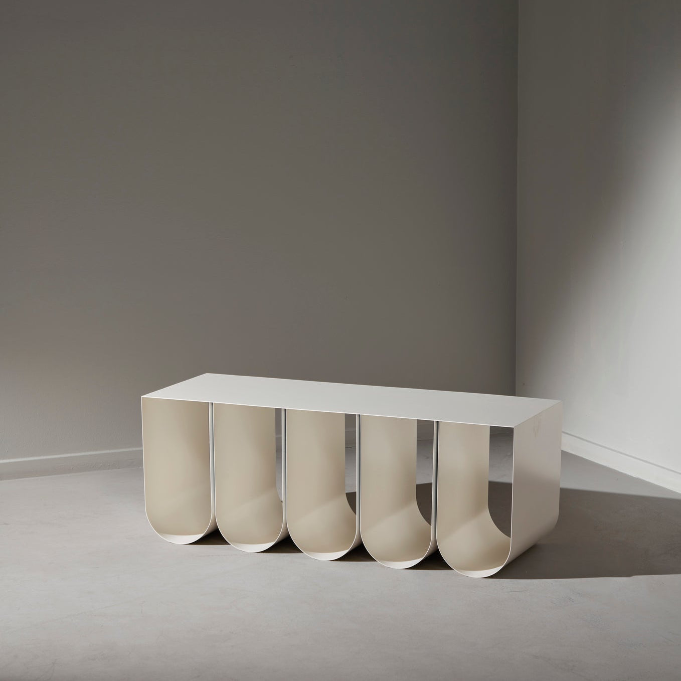 Banc Curved en acier beige