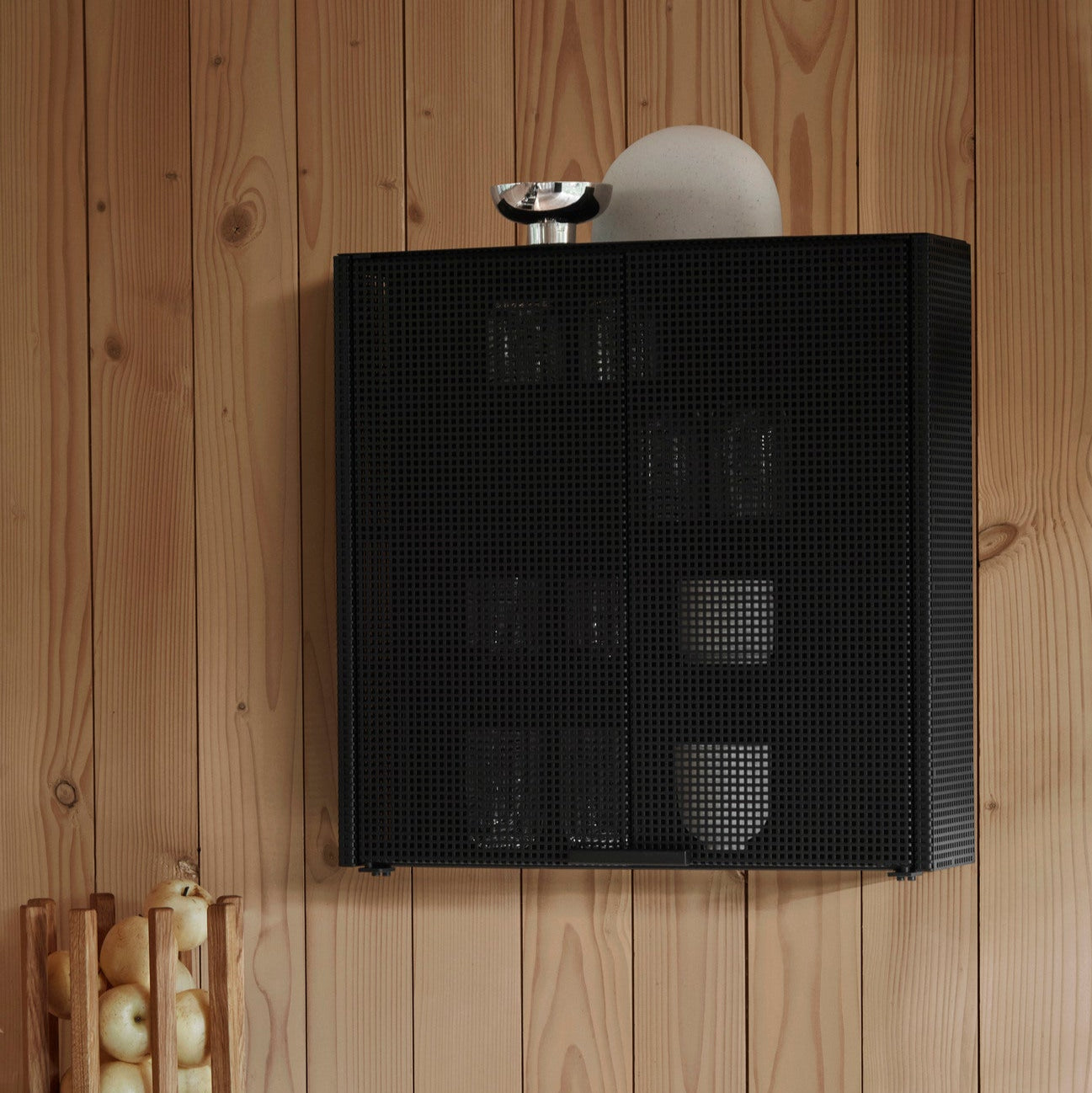 Meuble mural Grid noir en acier perforé