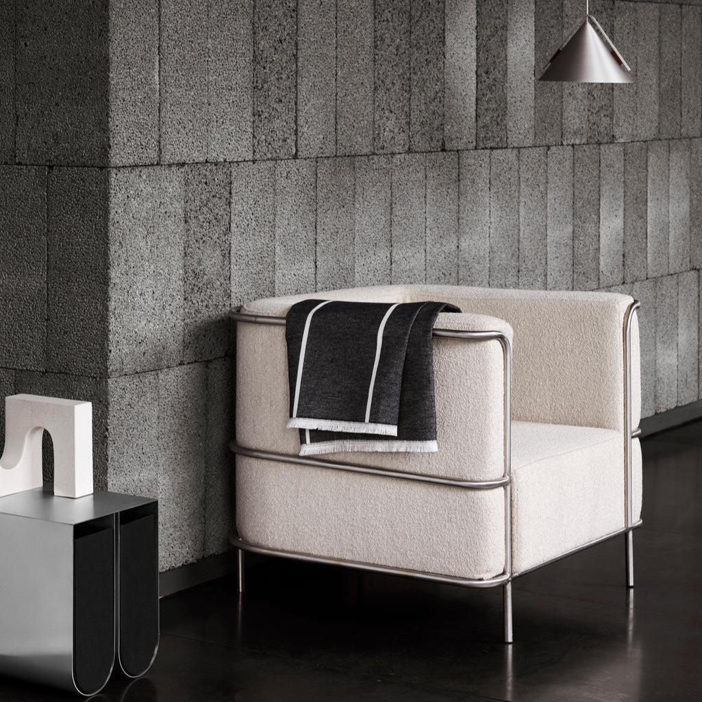 Table d’appoint Curved en acier inox brossé