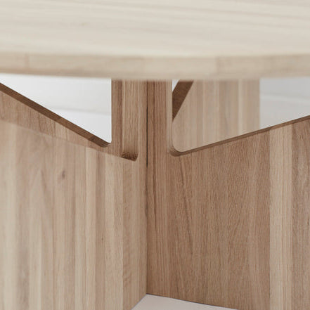 Schlichter XL-Couchtisch aus lackierter heller Eiche