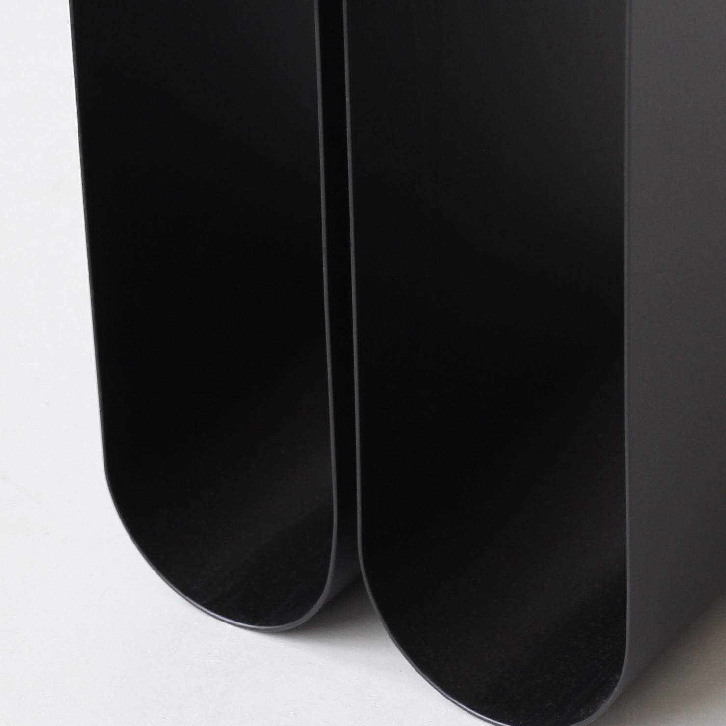 Table d’appoint Curved en acier noir