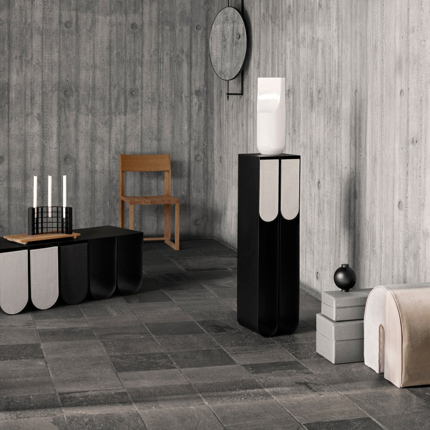 Piédestal Curved en acier noir