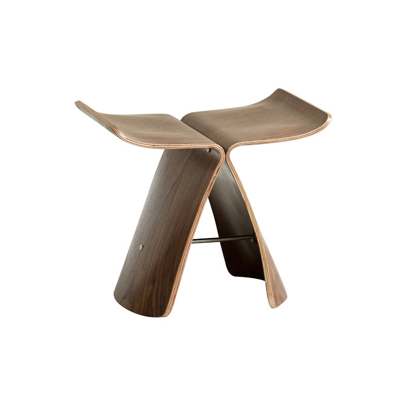 Geschwungener Designhocker aus skulpturalem Holz
