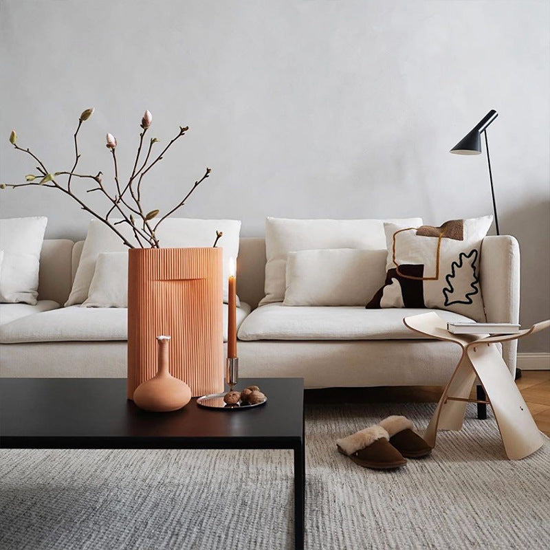Geschwungener Designhocker aus skulpturalem Holz