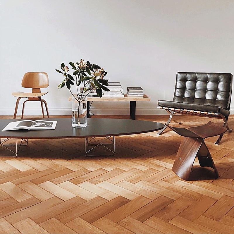 Geschwungener Designhocker aus skulpturalem Holz