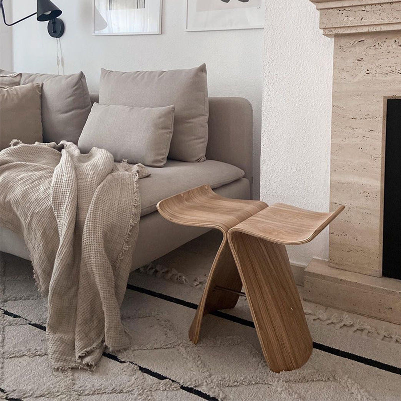 Geschwungener Designhocker aus skulpturalem Holz