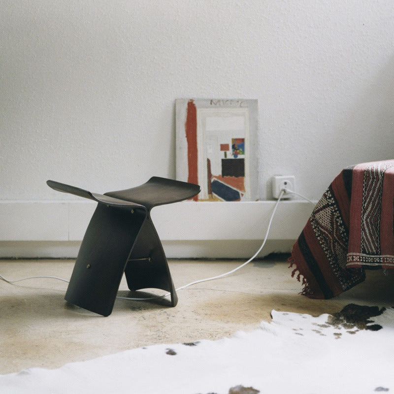 Geschwungener Designhocker aus skulpturalem Holz