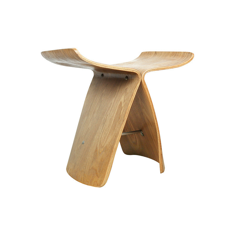 Geschwungener Designhocker aus skulpturalem Holz