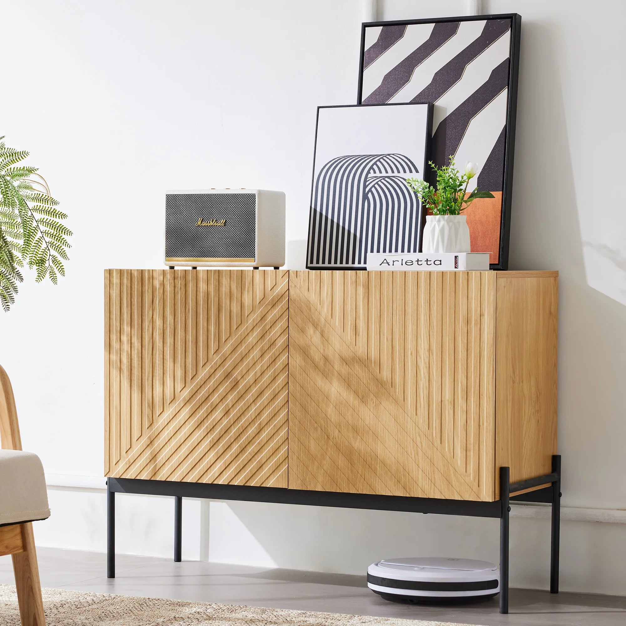 Buffet moderne en bois à motifs et pieds en métal