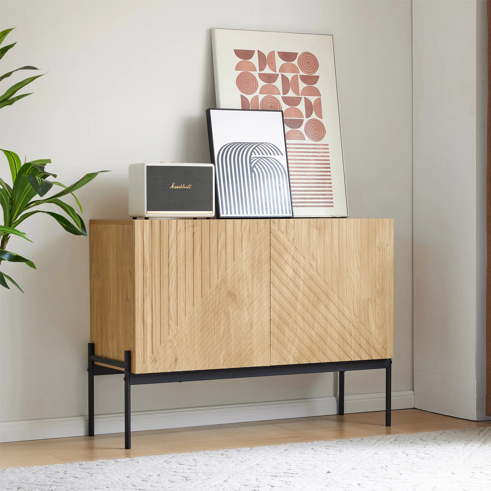 Buffet moderne en bois à motifs et pieds en métal