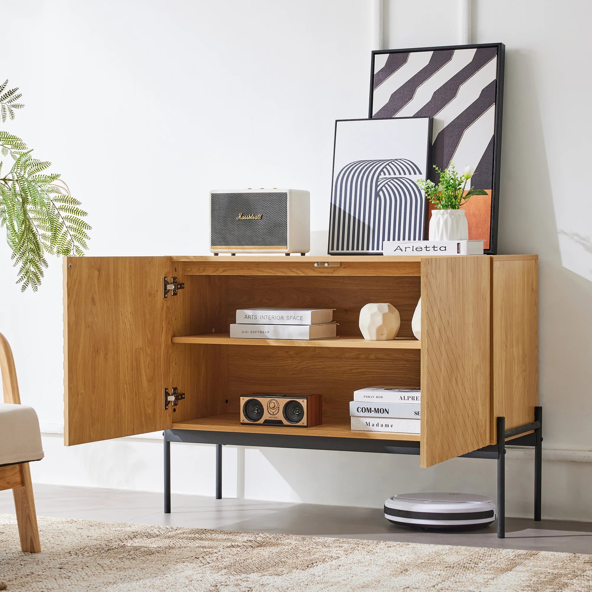 Buffet moderne en bois à motifs et pieds en métal