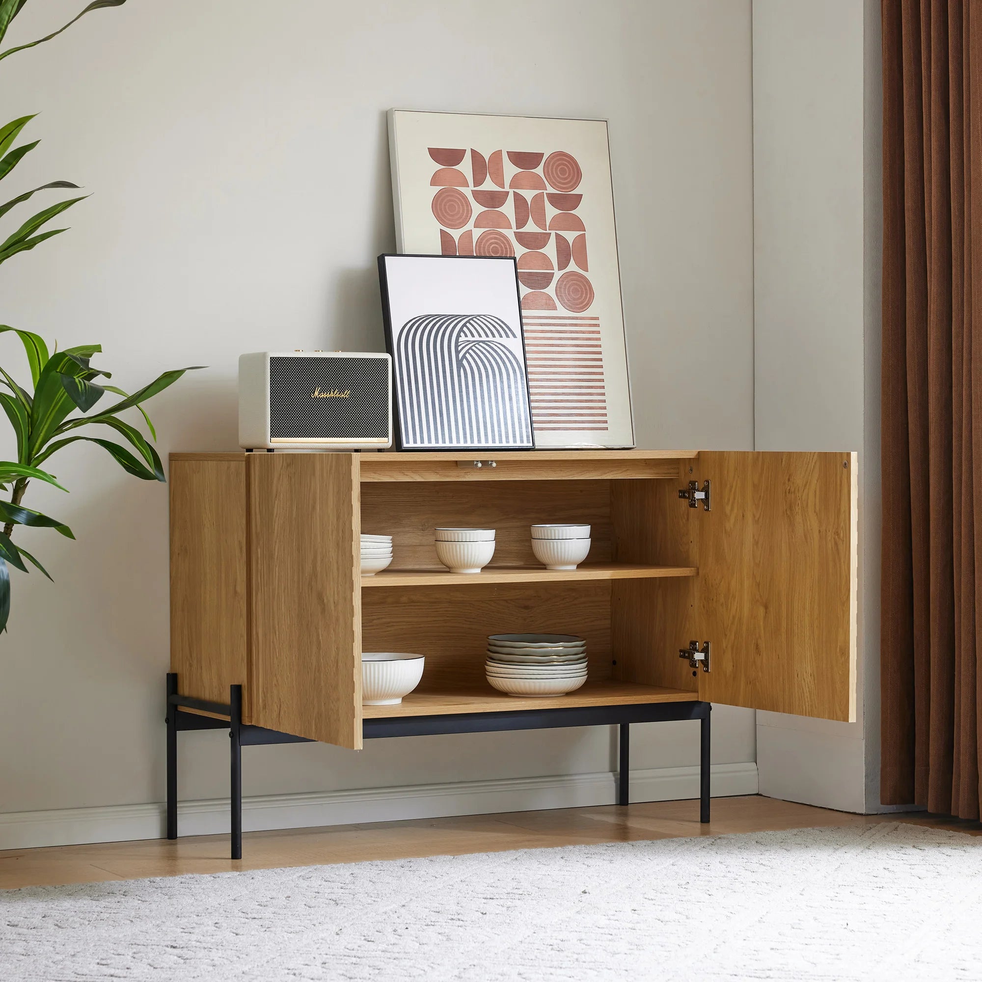 Buffet moderne en bois à motifs et pieds en métal