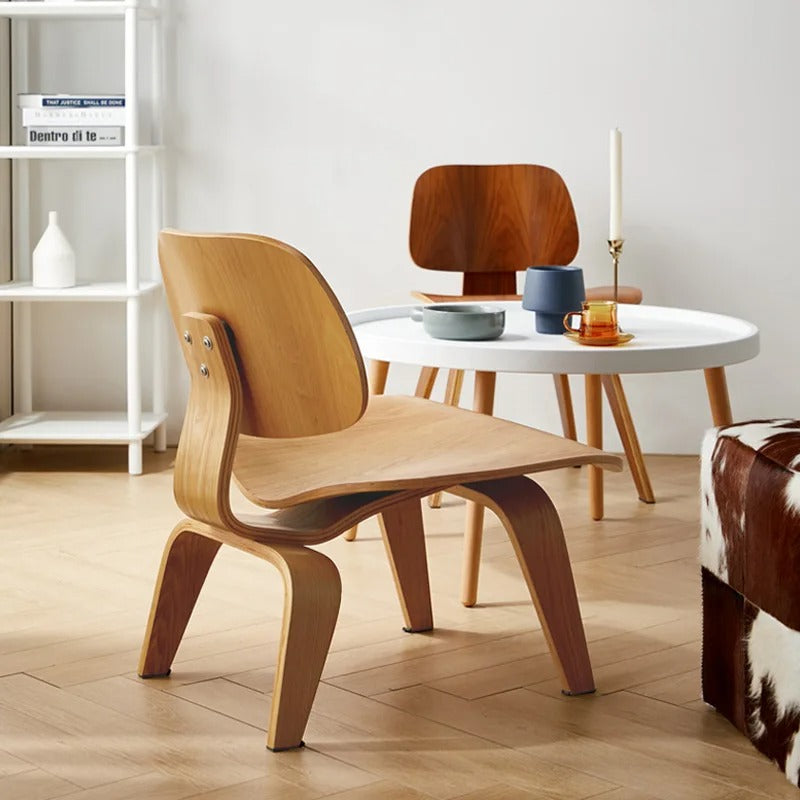 Chaise basse design en bois courbé