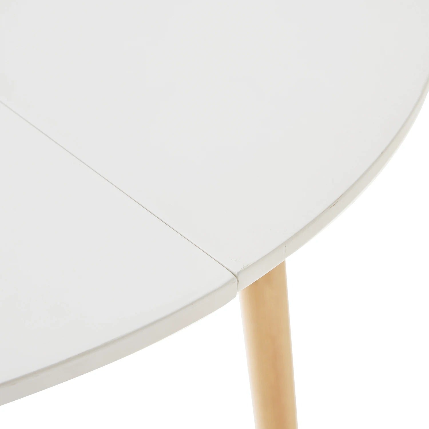 Table ronde style scandinave moderne