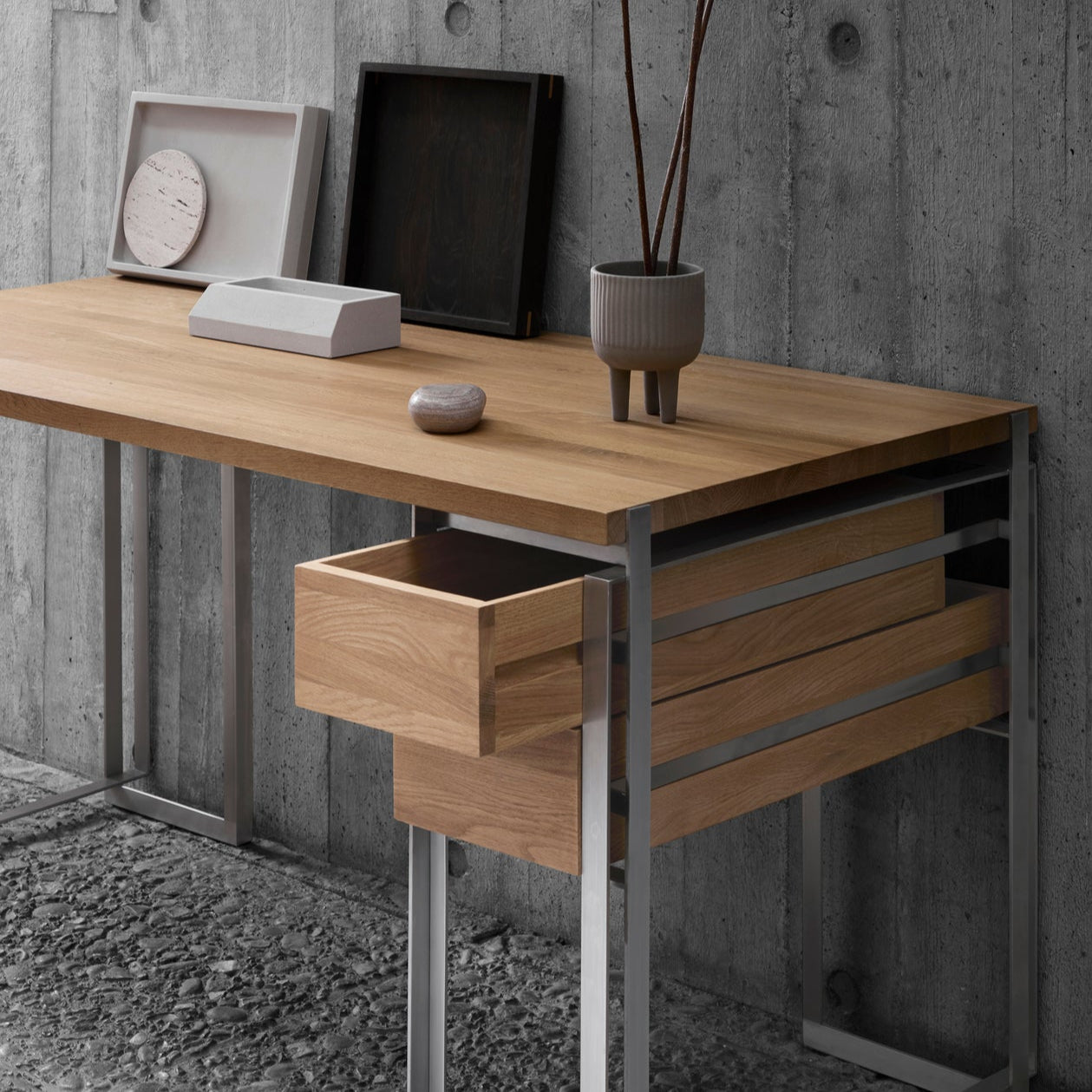 Bureau Outline en chêne et acier inoxydable