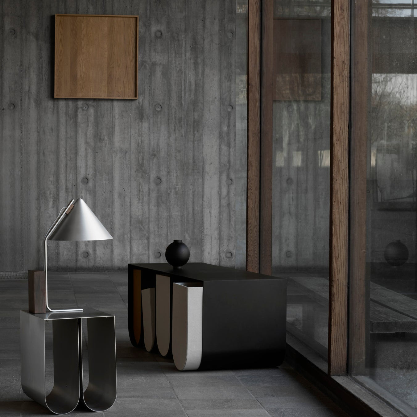 Table d’appoint Curved en acier inox brossé