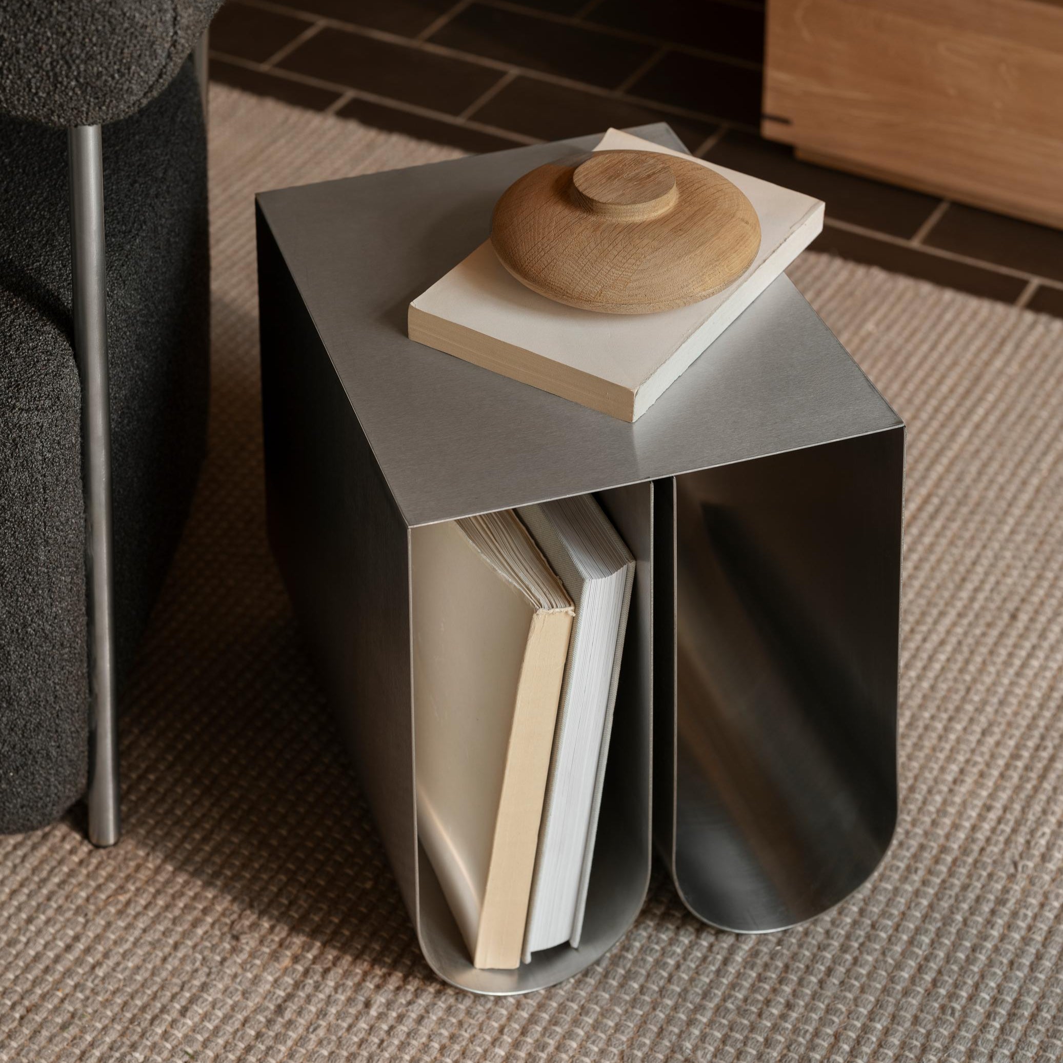 Table d’appoint Curved en acier inox brossé