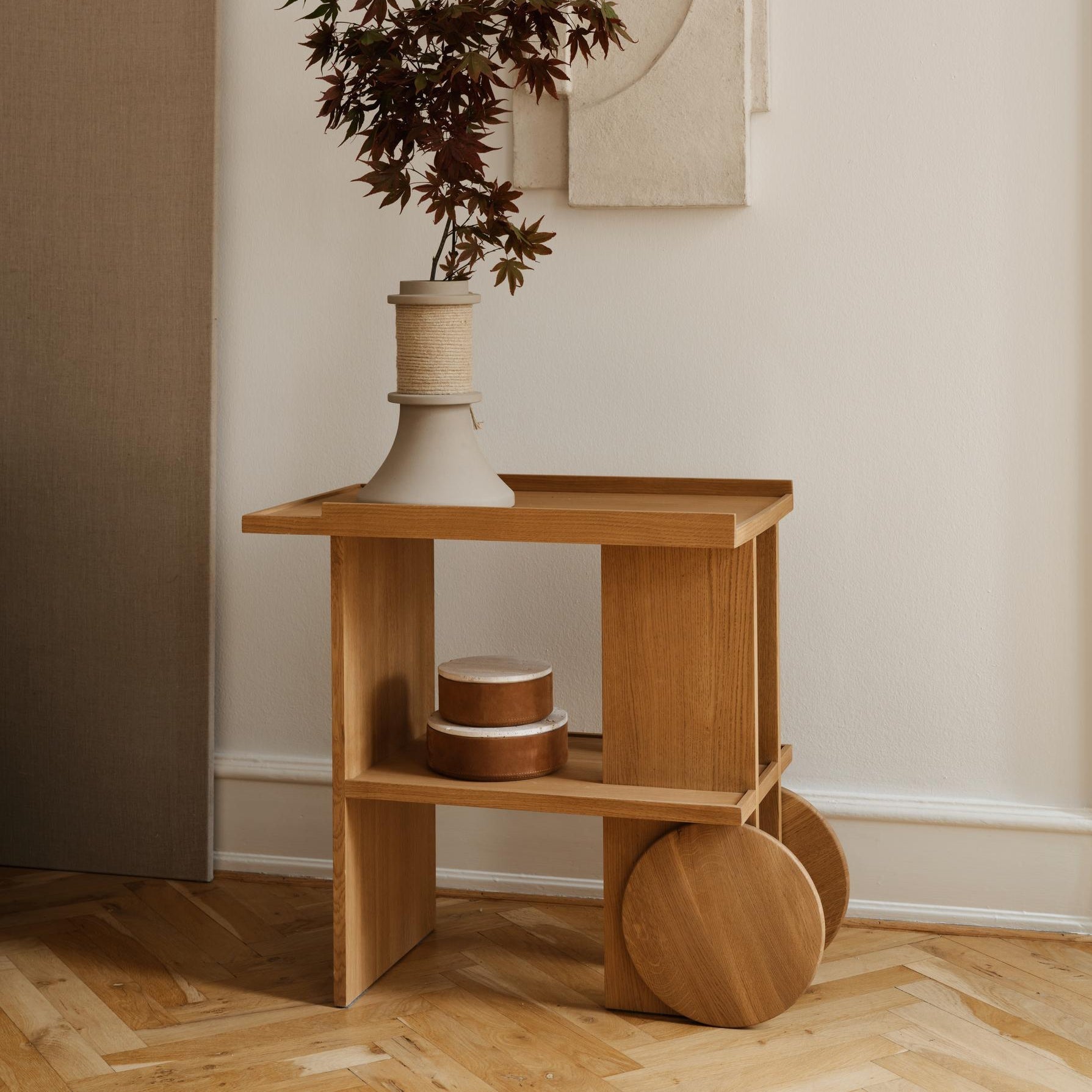 Table d’appoint Axis en chêne laqué