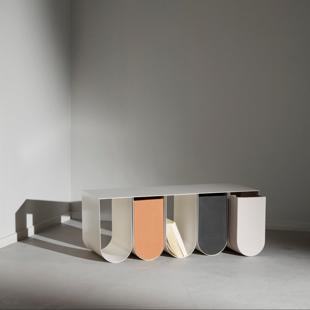 Banc Curved en acier beige
