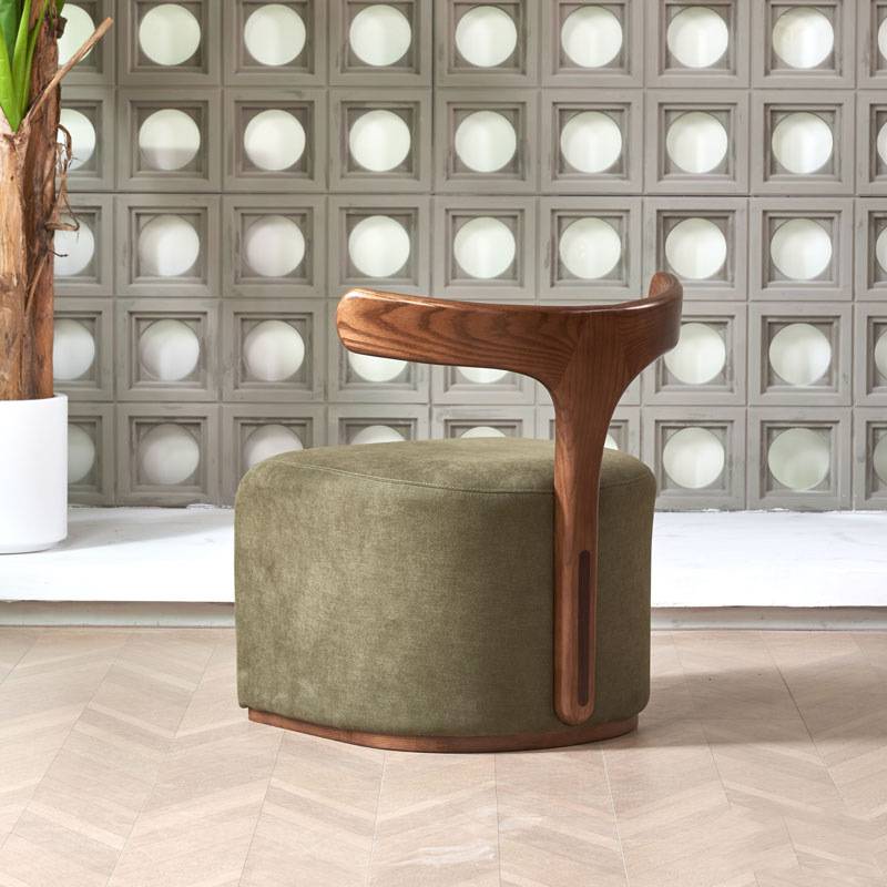 Fauteuil design bas en bois et tissu