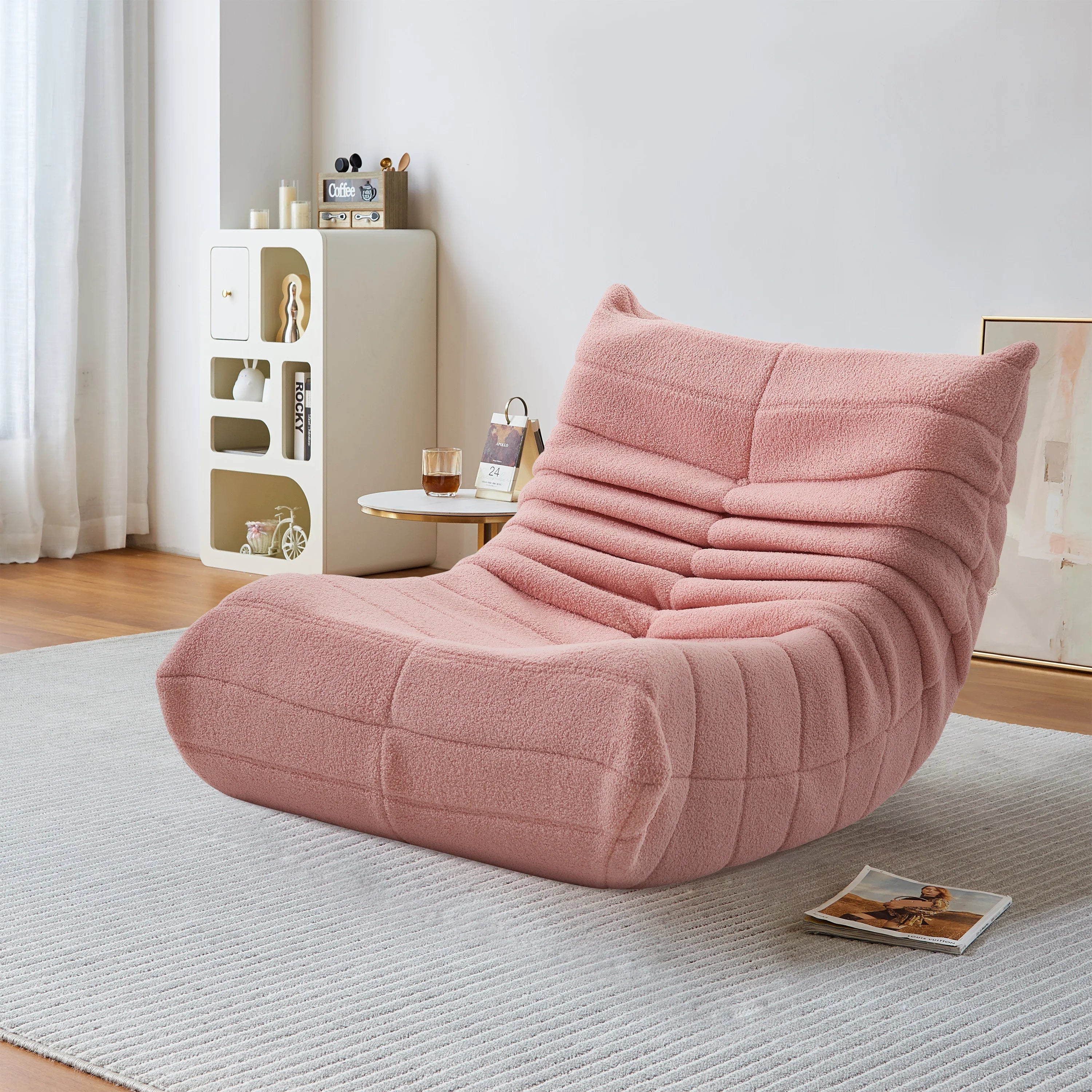 Fauteuil bas en velours bouclette