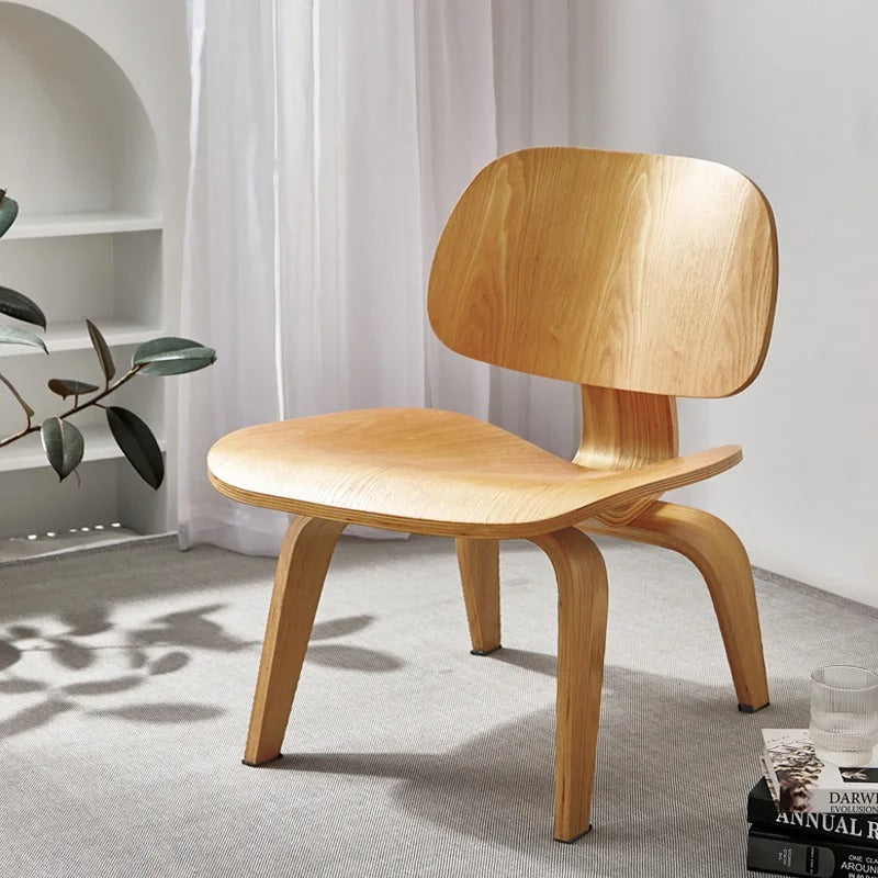 Chaise basse design en bois courbé