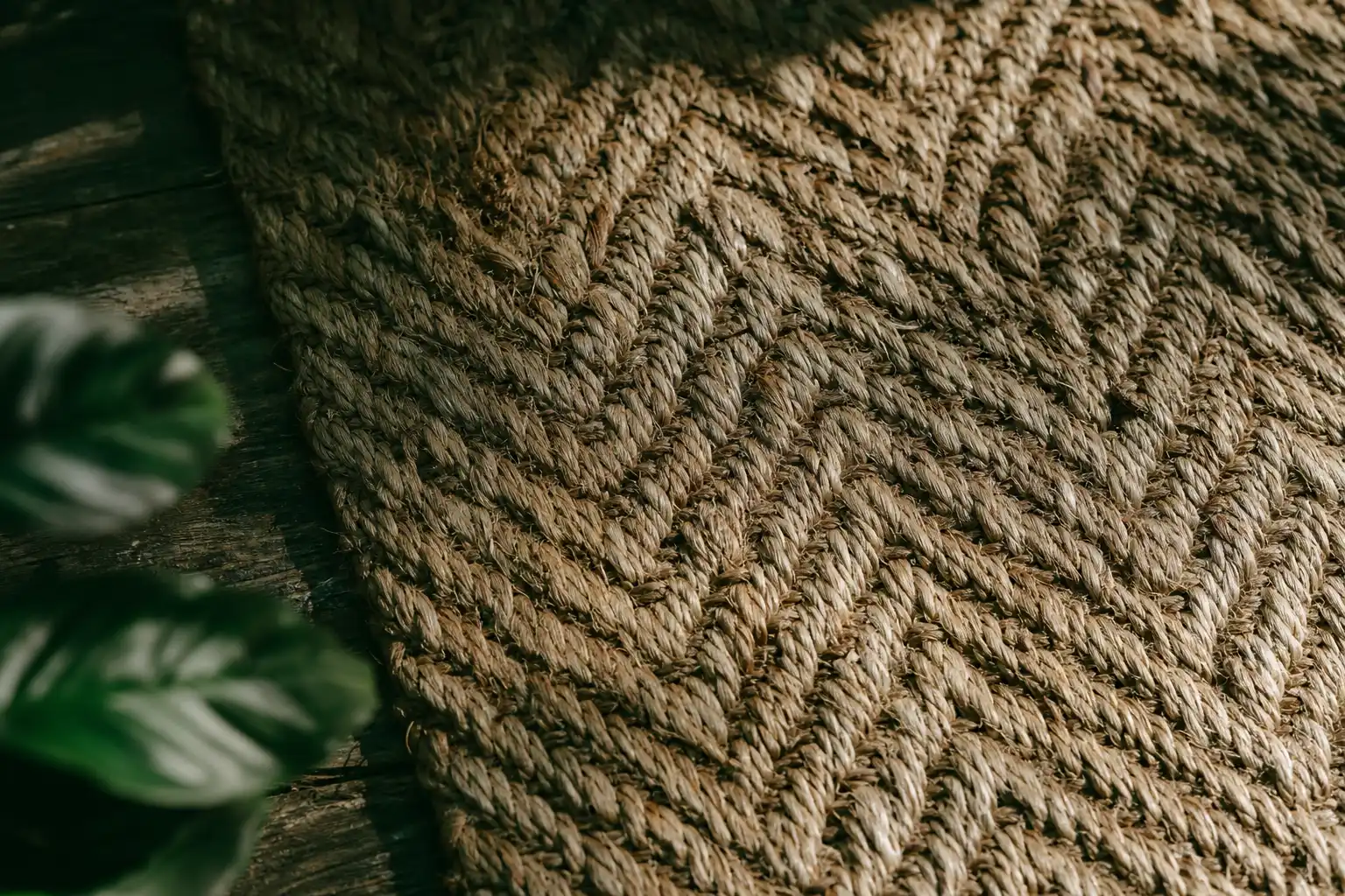tissage chevron sur tapis jonc de mer en fibres naturelles