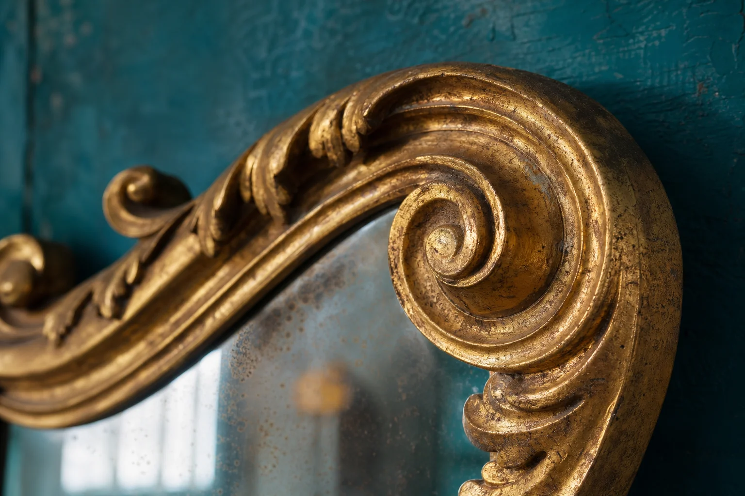 Détail d'une sculpture baroque en bois doré Volute sculptée et dorée caractéristique du style baroque